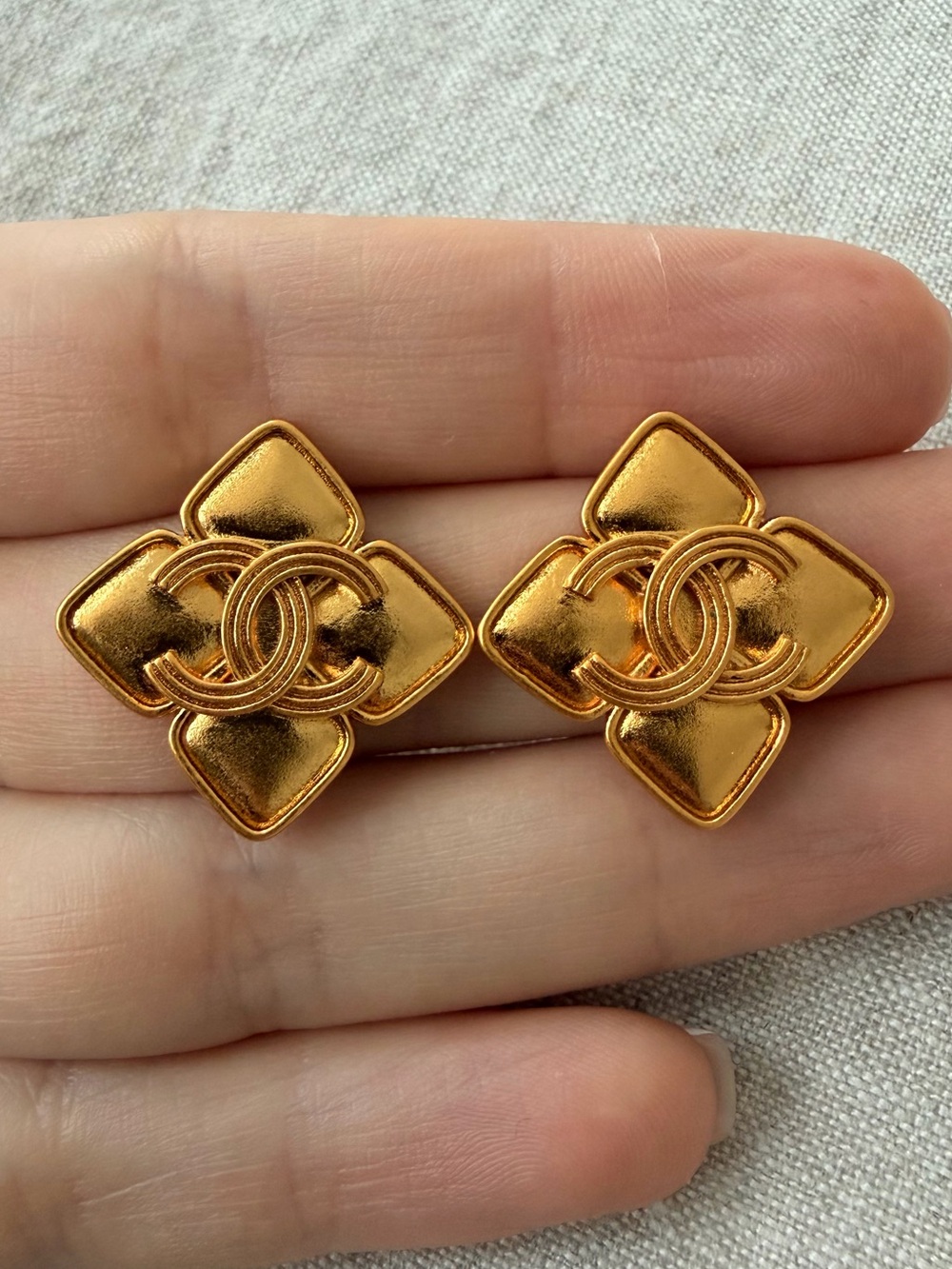 šCHANEL Gold Flower Motif Stud Earrings⨠- Picture 11 of 11